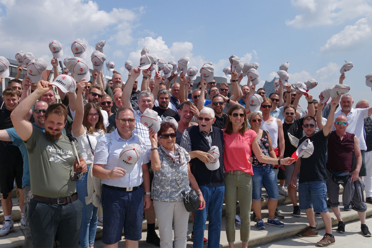 Jubiläumsreise nach Hamburg 50 Jahre Röösli AG. Deckenflieger-Crew mit Inhaber René Röösli mit Ehefrau und dem Gründerpaar Annelies und Meinrad Röösli. Röösli Funktionsdecken.