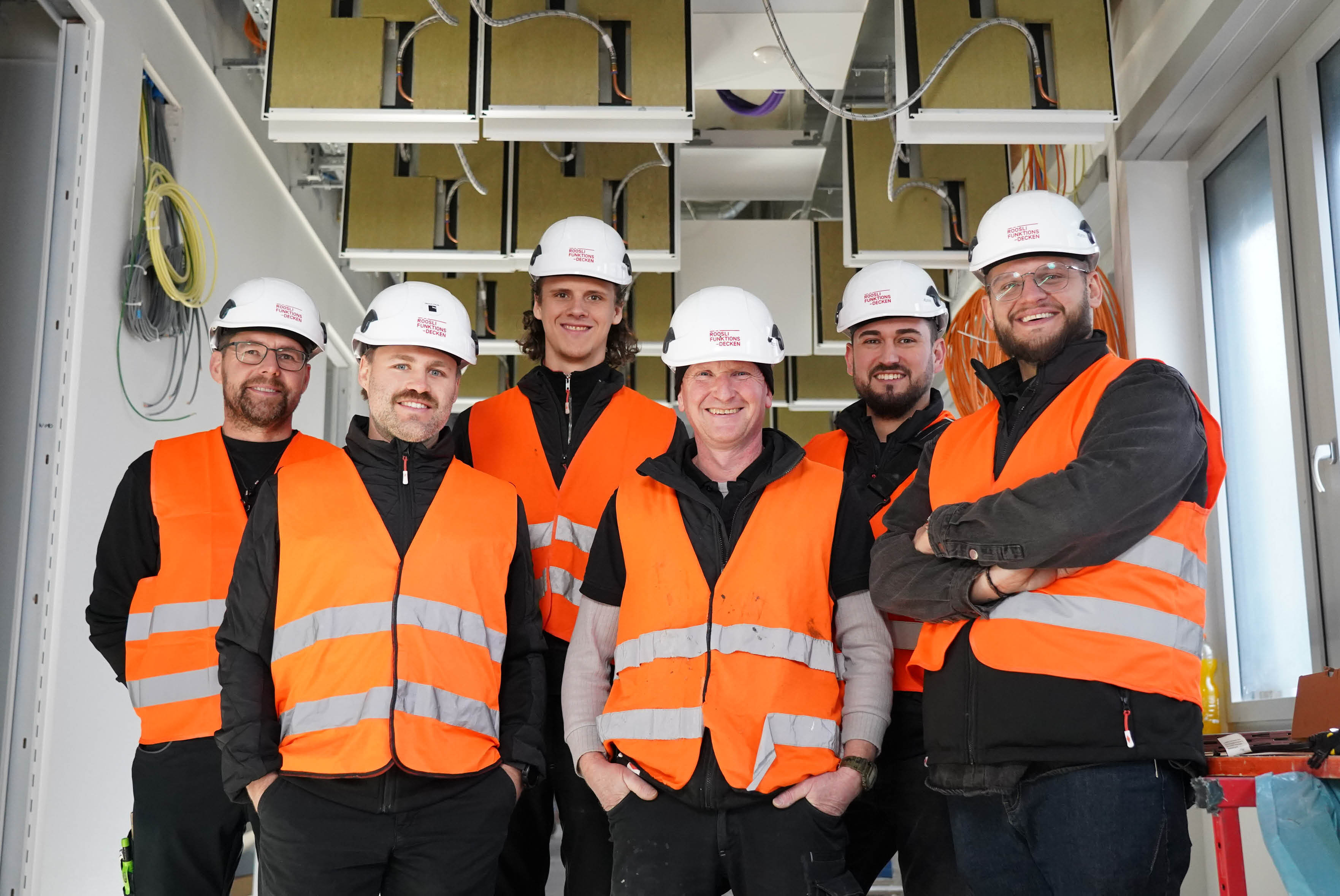 Deckenflieger (Crew) im Einsatz auf einer Baustelle in Luzern. Röösli Funktionsdecken.