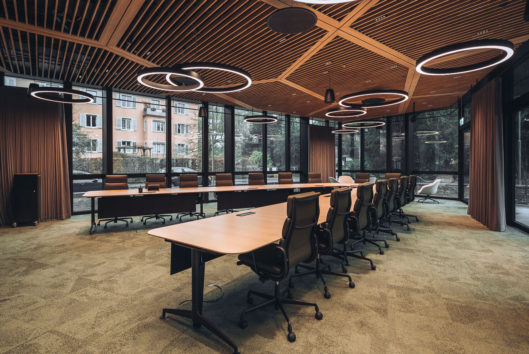 Sitzungszimmer mit Funktionsdecke aus Holz. Röösli Funktionsdecken.