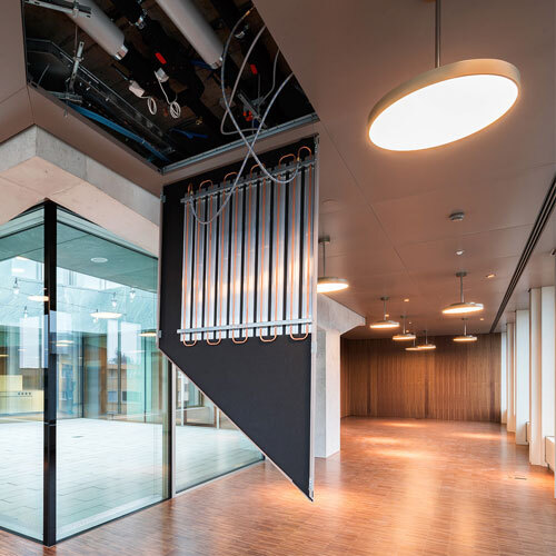 Kühldecke aus Metall in Aarau bei GastroSocial. Realisiert durch Röösli Funktionsdecken.