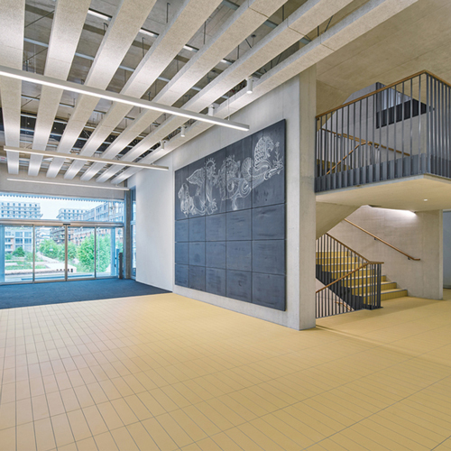 Spezialdecke im Schulhaus Freilager in Zürich. Realisiert durch Röösli Funktionsdecken.