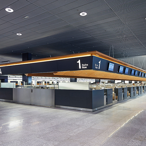 Metalldecke am Flughafen Zürich. Realisiert durch Röösli Funktionsdecken.