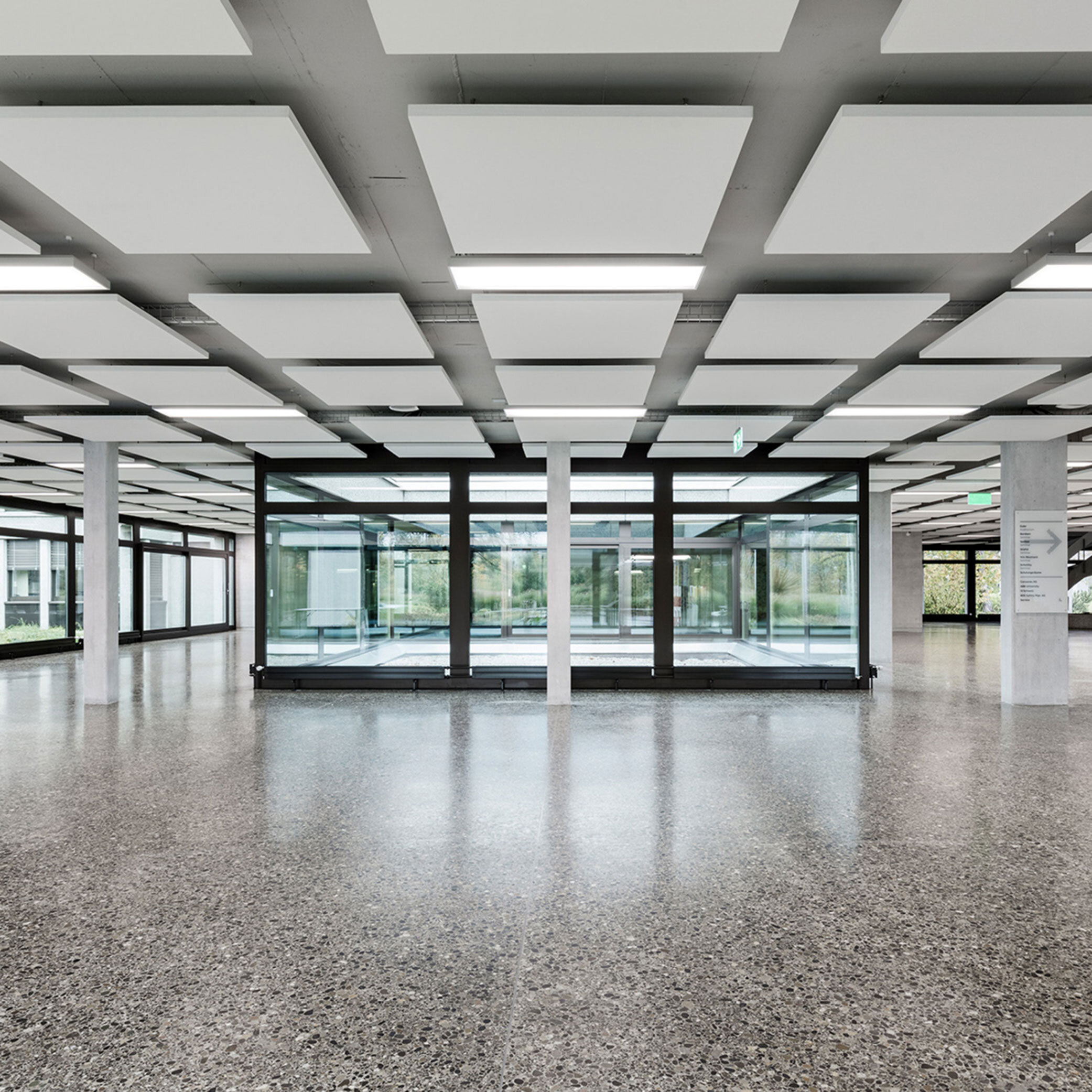 Mineralfaserdecke Baffeln in einem Büro- und Verwaltungsgebäude Realisiert durch Röösli Funktionsdecken.