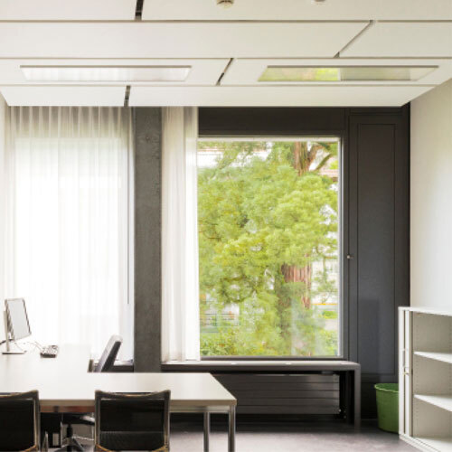 Mineralfaserdecke in einem Büro. Realisiert durch Röösli Funktionsdecken.