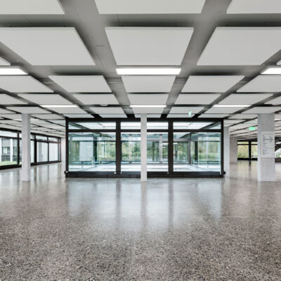 Mineralfaserdecke Baffeln in einem Büro- und Verwaltungsgebäude Realisiert durch Röösli Funktionsdecken.