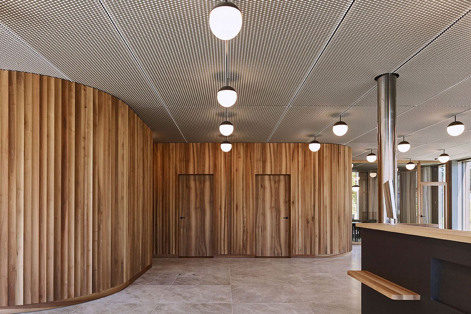 Metalldecke in der Raiffeisenbank in Mellingen. Realisiert durch Röösli Funktionsdecken.