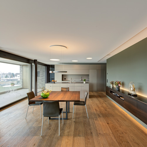 Textildecke und Akustikdecke in Wohnraum. Realisiert durch Röösli Funktionsdecken.