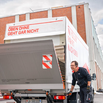 Lieferwagen von Röösli Funktionsdecken mit Headline "Oben ohne geht gar nicht".