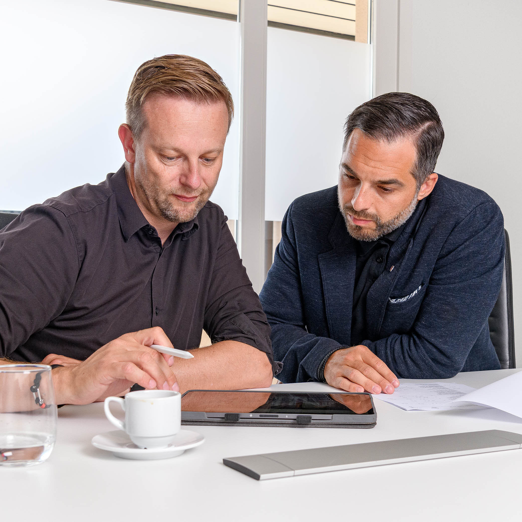 Leiter Verkauf begleitet einen Kunden mit einer umfassenden Beratung im Deckenbau. Röösli Funktionsdecken.