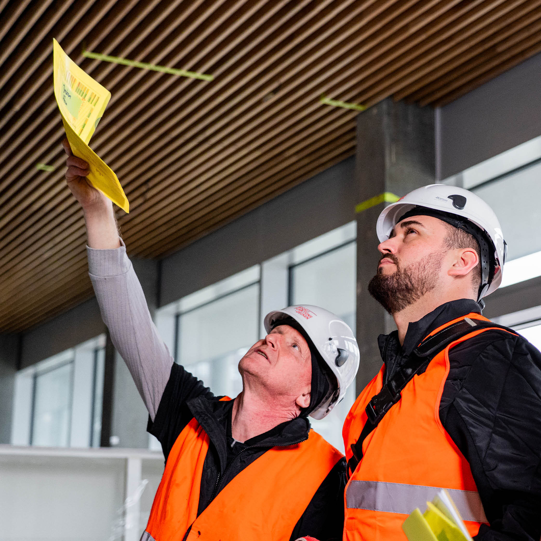 Deckenbauer-Crew vor Ort auf der Baustelle. Röösli Funktionsdecken.