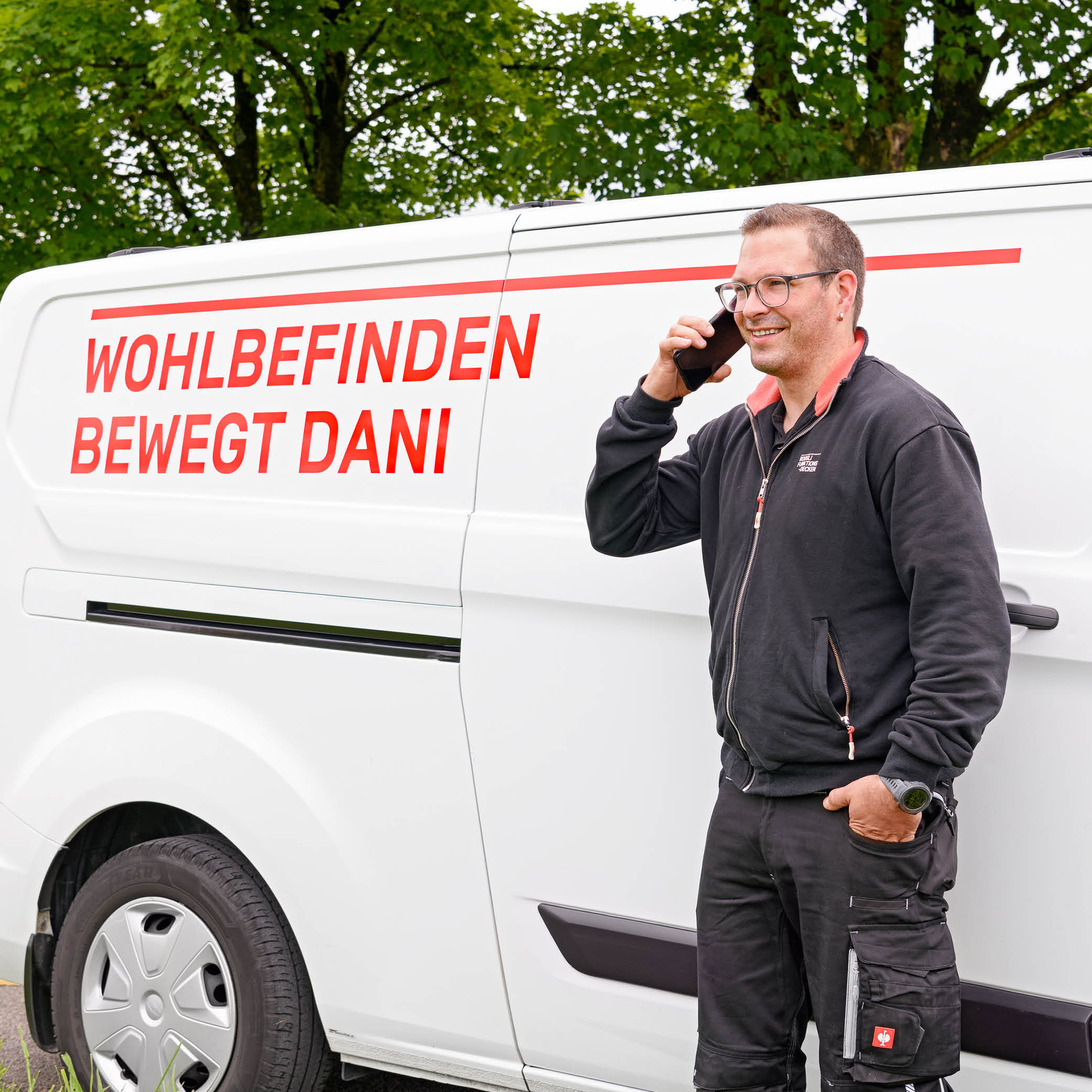 Montageleiter Kundendienst neben Röösli Montagebus. Röösli Funktionsdecken.