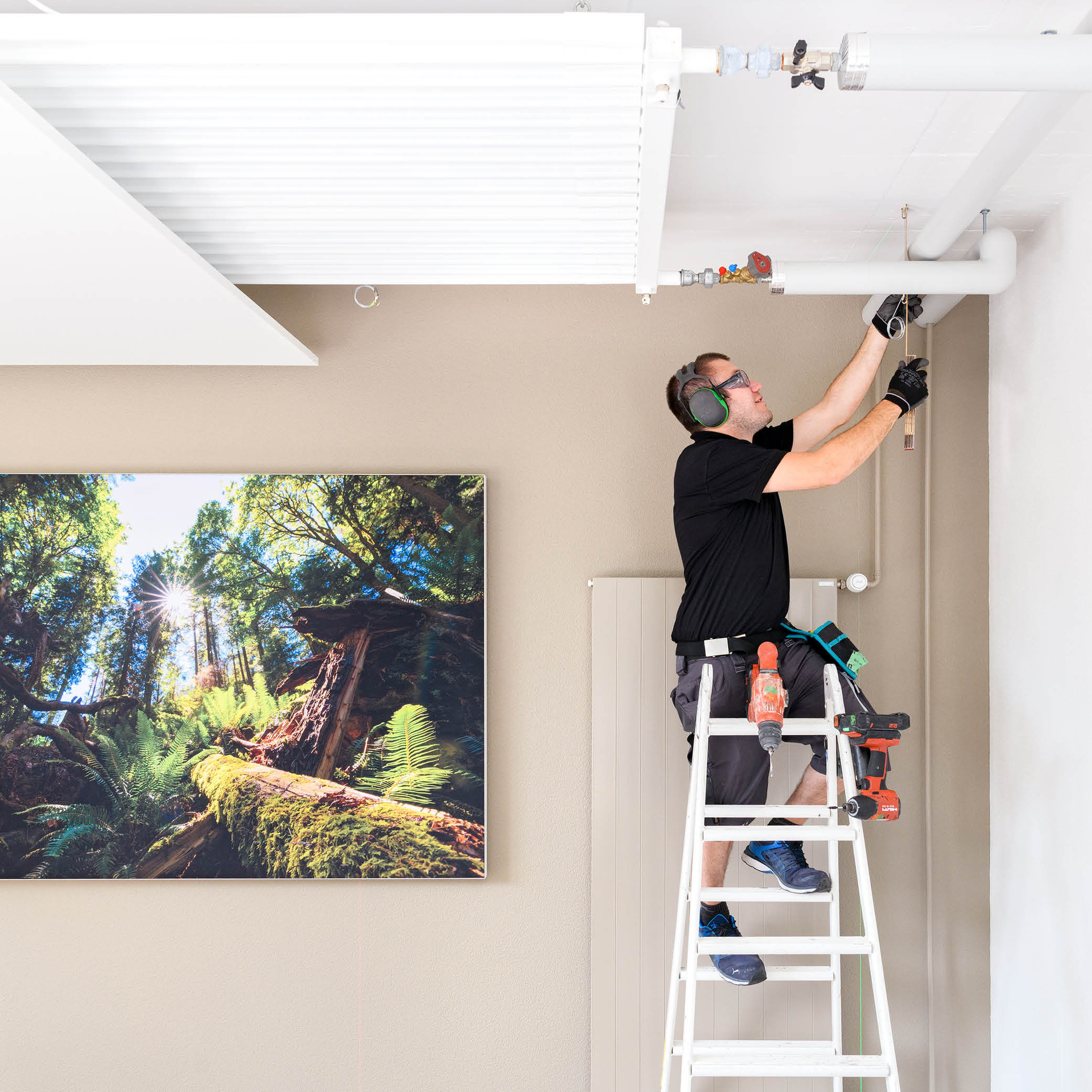Montageleiter Kundendienst bei der Montage. Röösli Funktionsdecken.