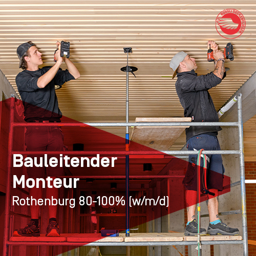 Zwei Mitarbeiter Realisation der Deckenflieger-Crew von Röösli Funktionsdecken bei der Montage einer Holzdecke. Die rote angeschnittene Raute als Gestaltungselement von Röösli Funktionsdecken enthält den Text mit der ausgeschriebenen Stelle «Bauleitender Monteur Rothenburg 80-100% (w/m/d)».