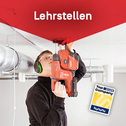Mitarbeiter Realisation der Deckenflieger-Crew von Röösli Funktionsdecken bei der Montage einer Funktionsdecke. Die rote angeschnittene Raute als Gestaltungselement von Röösli Funktionsdecken enthält den Text «Lehrstellen». Zusätzlich mit dem Top Company Siegel von Kununu.