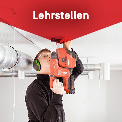 Mitarbeiter Realisation der Deckenflieger-Crew von Röösli Funktionsdecken bei der Montage einer Funktionsdecke. Die rote angeschnittene Raute als Gestaltungselement von Röösli Funktionsdecken enthält den Text «Lehrstellen».