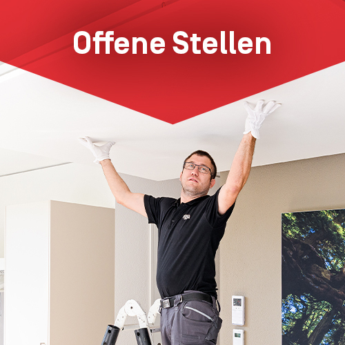 Mitarbeiter Realisation der Deckenflieger-Crew von Röösli Funktionsdecken bei der Montage einer Funktionsdecke. Die rote angeschnittene Raute als Gestaltungselement von Röösli Funktionsdecken enthält den Text «Offene Stellen».