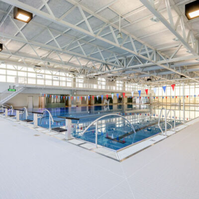 Metalldecken im Hallenbad des Schweizer Paraplegiker Zentrums in Nottwil. Realisiert durch Röösli Funktionsdecken.