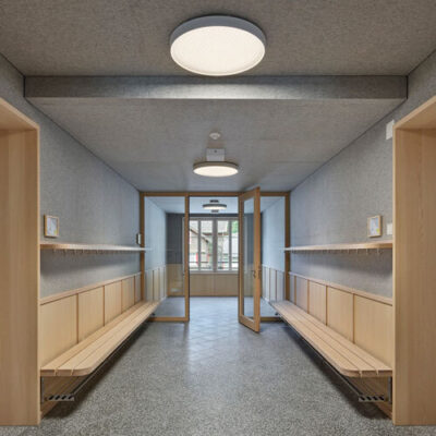 Graue Schafwollplatten (Decke und Wand) in der Schule Wil in Muotathal. Realisiert durch Röösli Funktionsdecken.