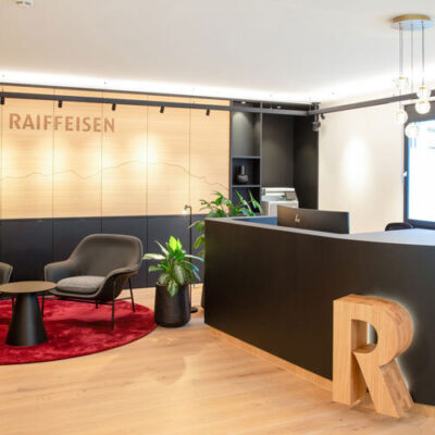 Textildecken in der Raiffeisenbank Obwalden in Alpnach. Realisiert durch Röösli Funktionsdecken.