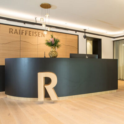 Textildecken in der Raiffeisenbank Obwalden in Kerns. Realisiert durch Röösli Funktionsdecken.