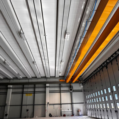 Mineralfaserdecken im Hangar von RUAG in Lodrino. Realisiert durch Röösli Funktionsdecken.